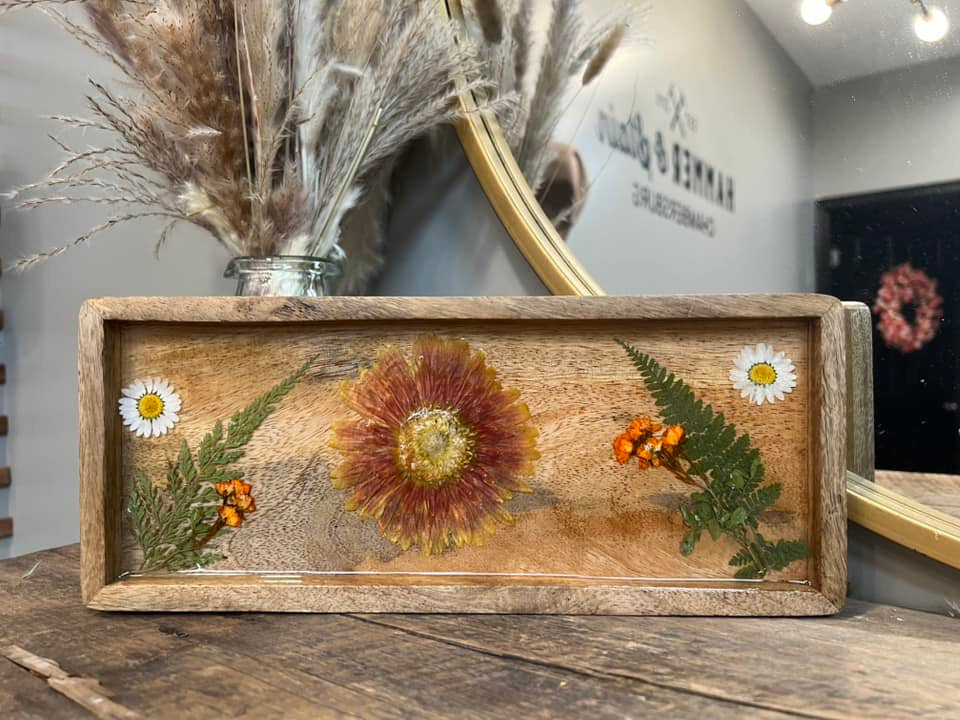 09/27 Saturday 11:00am - Pressed Flowers Resin Board